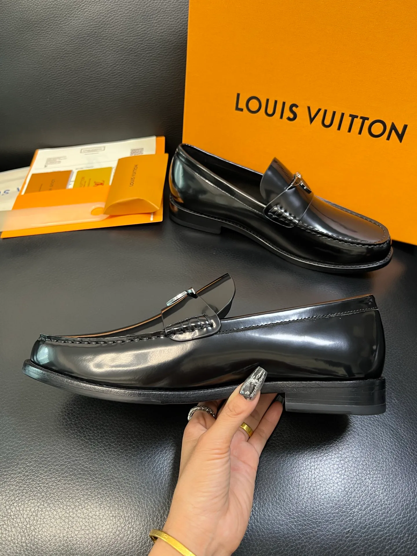 Men's shoes 💰920 Lv high quality top crafts Louis Vuitton leather shoes counter synchronized with original factory configuration, uppers imported from Italy, imported water-dyed cowhide lining, soles: original genuine leather soles specially provided by the original factory, original factory and single goods, welcome to compare, code number 39-44 (customized 38 45 46)